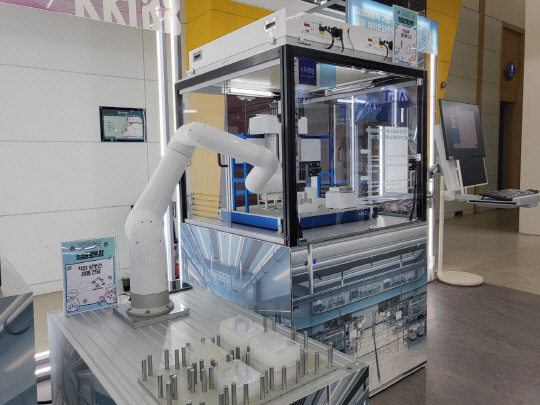 한국생명공학연구원의 '바이오 파운드리 베타'의 협동로봇팔과 형질전환 로봇 모습